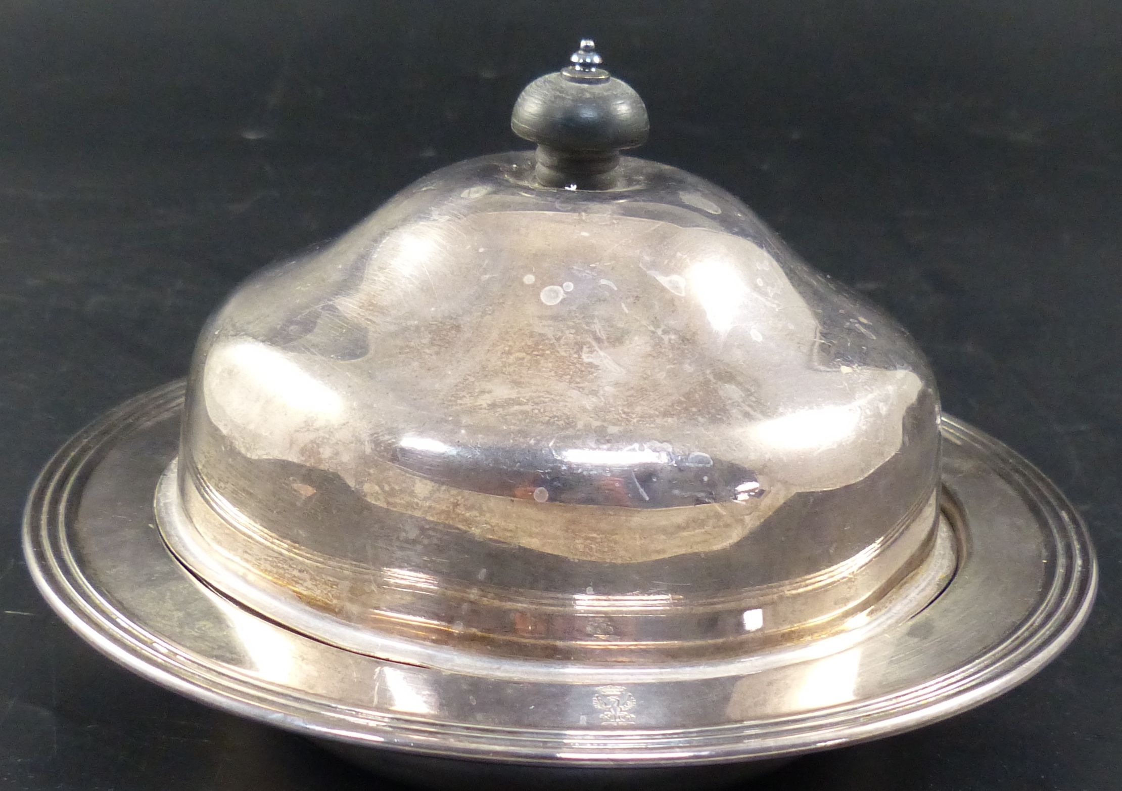 A George V silver muffin dish and cover with liner, width 18.7cm, 16oz.